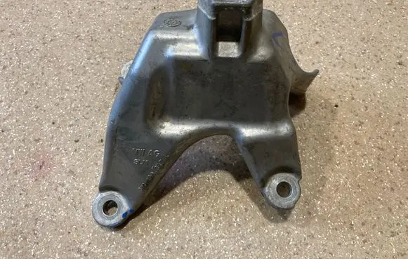 Engine mounting bracket