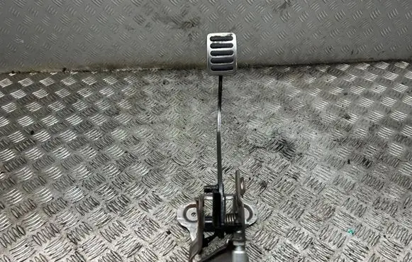 Suzuki Swift III Clutch pedal 