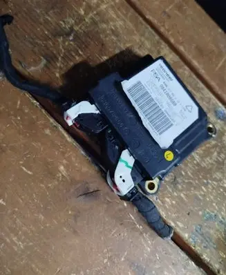 Peugeot 308 Airbag control unit/module 9841008680