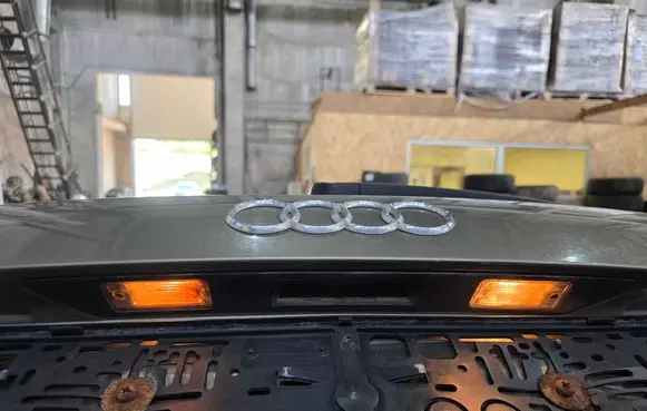 Audi A4 S4 B7 8E 8H Trunk door license plate light bar 8E0827657D