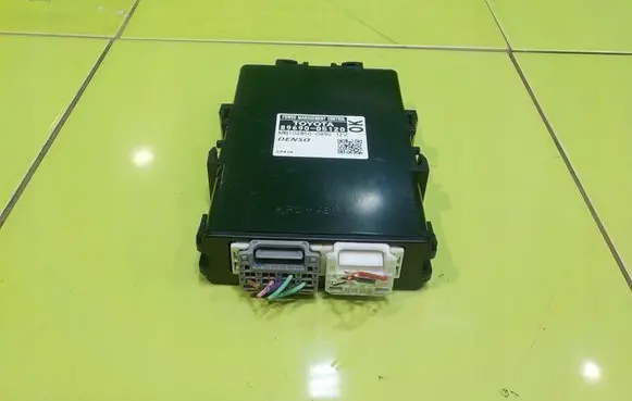 Toyota Avensis T270 Central body control module 8969005120