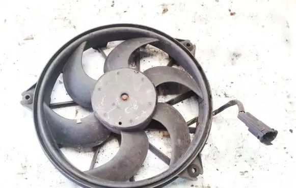 Radiator cooling fan shroud