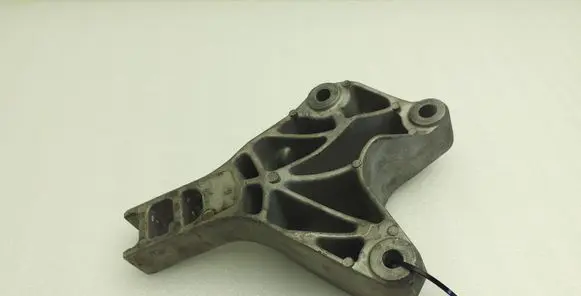 Nissan Micra K14 Engine mounting bracket