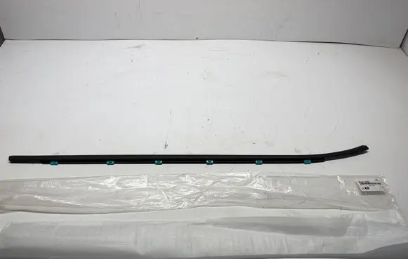 Hyundai i30 Front door trim (molding) 82220A5000
