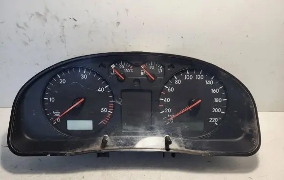 Volkswagen PASSAT B5 Speedometer (instrument cluster) 3B0919881P 110008794