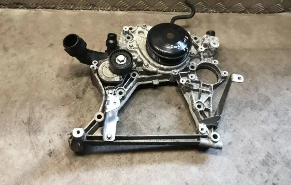 Mercedes-Benz C W205 Water pump A6512006001