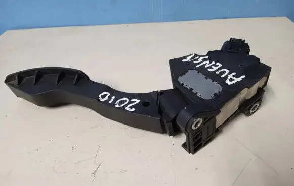 Toyota Avensis T270 Accelerator throttle pedal 7811002020