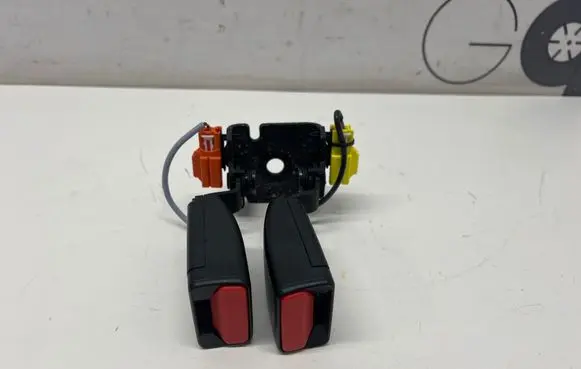 Volvo C40 Middle seatbelt buckle (rear) 32239266