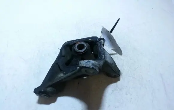 Honda CR-V Engine mount bracket