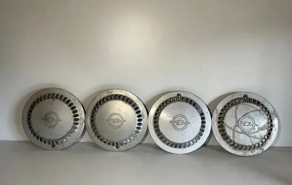 Opel Kadett E R13 wheel hub/cap/trim 90240720