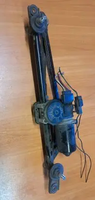 Front wiper linkage