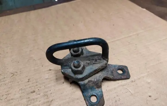 Jeep Grand Cherokee (WJ) Engine mounting bracket