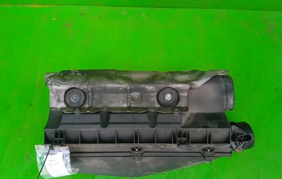 Mercedes-Benz C W203 Air filter box A0000945568