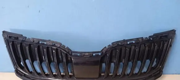 Skoda Octavia Mk3 (5E) Front grill 5E0807723A