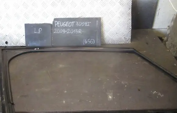 Peugeot 3008 I Rubber seal front coupe door window 9682925780