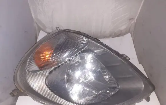 Toyota Yaris Headlight/headlamp 205730B