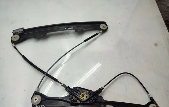 BMW 5 E60 E61 Front window lifting mechanism without motor 7075667