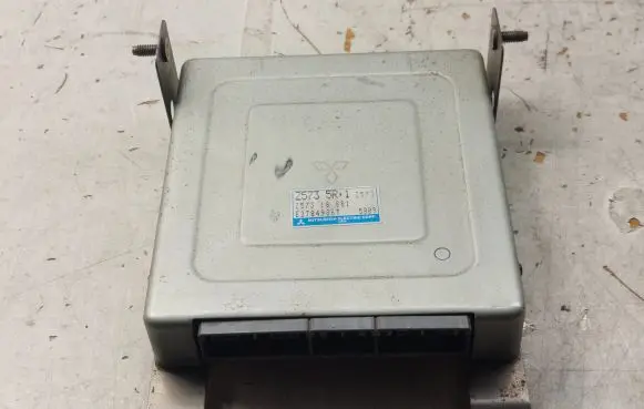 Mazda 323 Engine control unit/module Z57318881 E2T84986T Z5735R1573