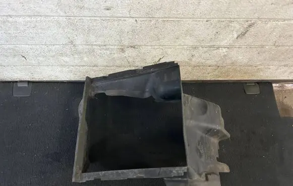 Audi Q7 4L Intercooler air channel guide 4L0117335F