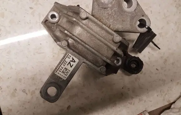 Opel Insignia A Engine mount bracket