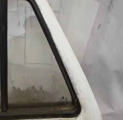 Rear vent window glass