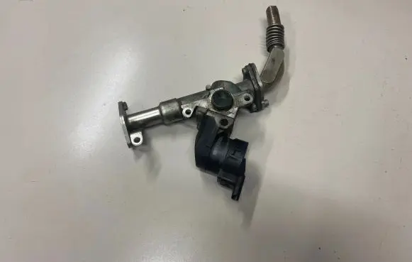 BMW 5 E60 E61 EGR valve 7563241 224609025