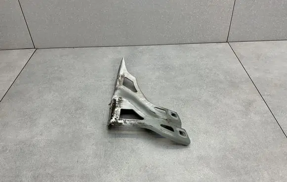Audi Q3 8U Fender mounting bracket 8U0821136