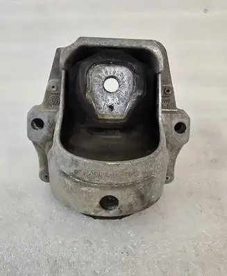 Engine mount bracket