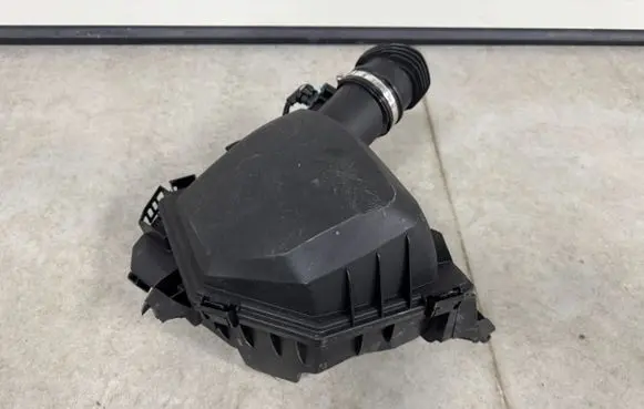 BMW 2 Active Tourer U06 Air filter box 8472015