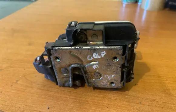 Volkswagen Golf III Rear door lock 1H4862154