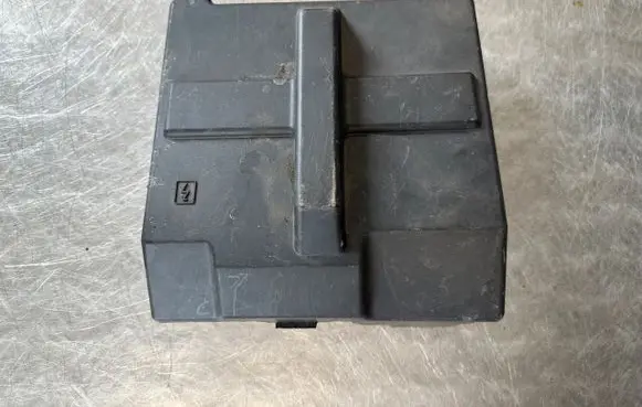 Opel Vivaro Fuse box cover 8200490003