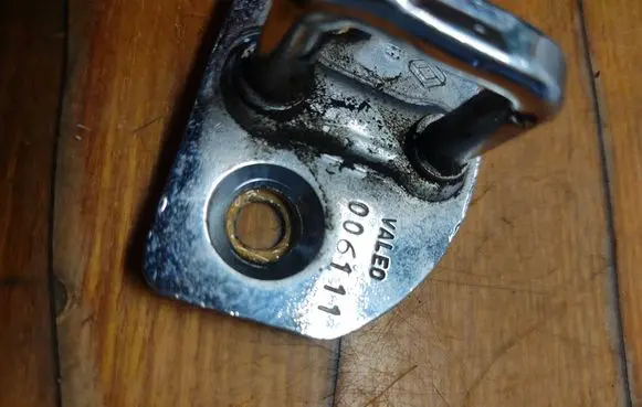 Renault Megane III Front door lock loop/hook striker 006111