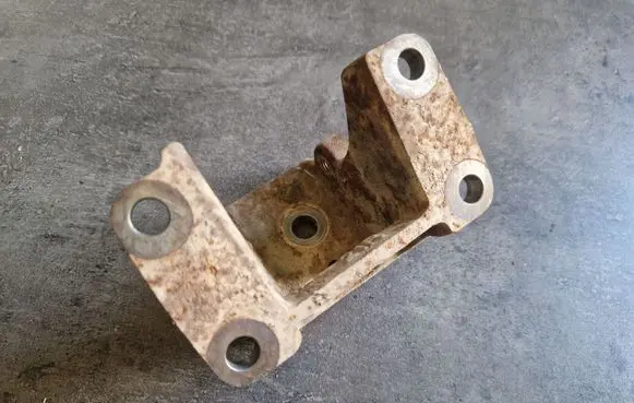 Engine mounting bracket