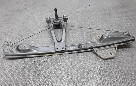 Rear door manual window regulator