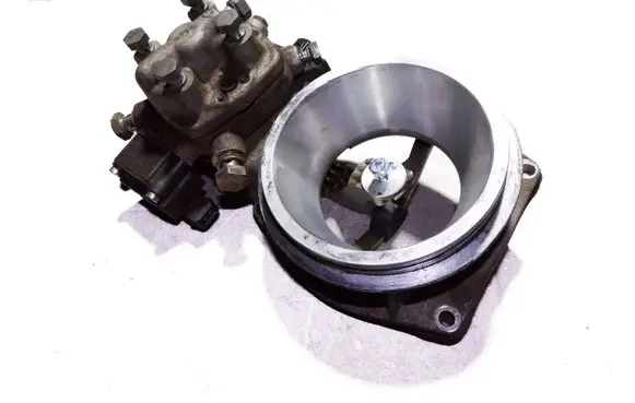 Audi 80 90 B3 Fuel distributor 0438101039 032116 0438121089