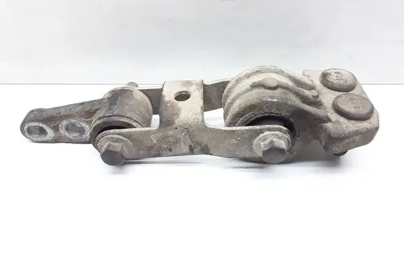 Volvo XC90 Engine mount bracket