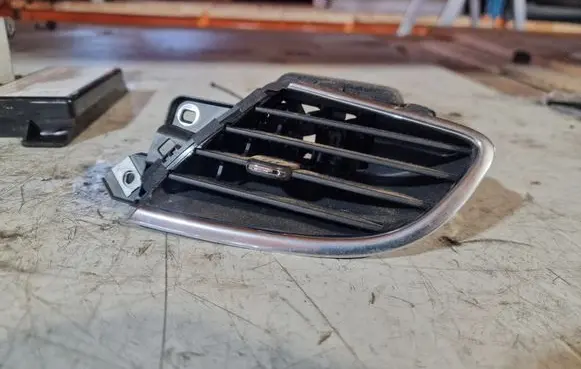 Buick Encore I Dashboard side air vent grill/cover trim 42524489