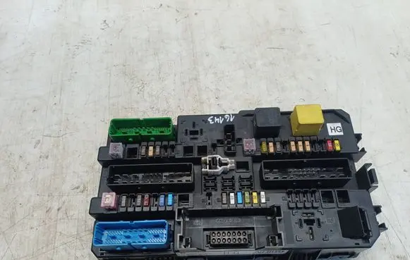 Opel Zafira B Fuse module 13206759 5DK00866952