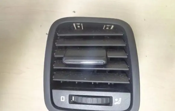 Skoda Yeti (5L) Rear air vent grill 5L0819702 I1244