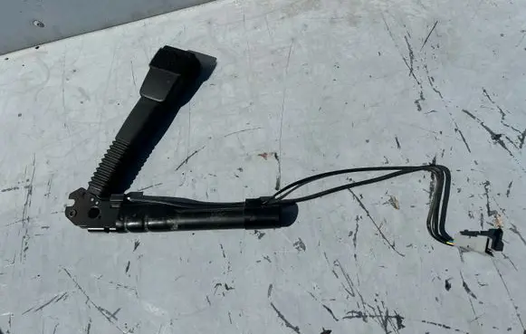 BMW 3 E90 E91 Front seatbelt buckle 33040940