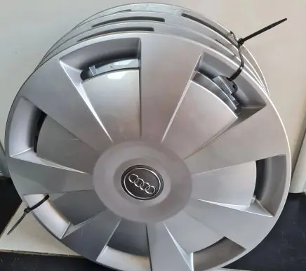 Audi A4 S4 B6 8E 8H R16 wheel hub/cap/trim 8V0601147C