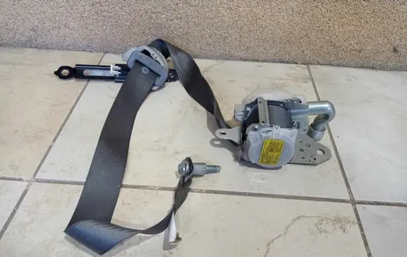 Toyota Sienna XL30 III Front seatbelt 7321008041