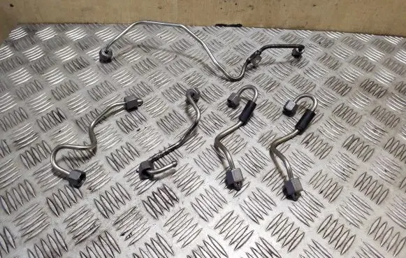 Nissan X-Trail T32 Fuel injector supply line/pipe 