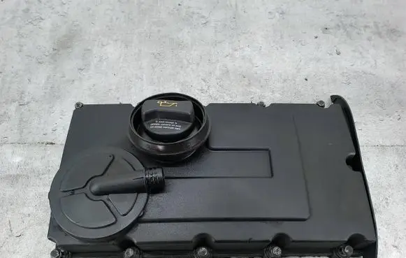 Volkswagen Golf V Rocker cam cover 03G103469N