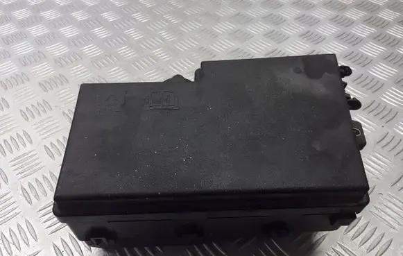 Volvo V50 Fuse box cover 8688040