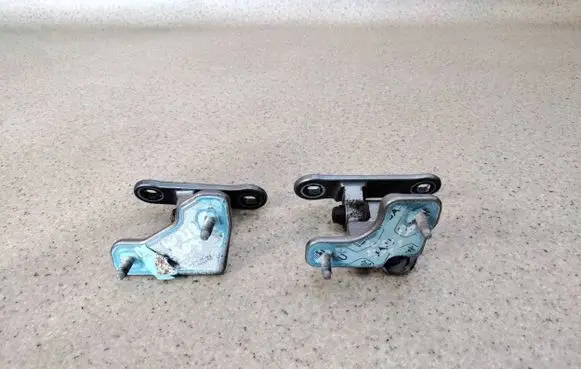 Mercedes-Benz CLS C218 X218 Front door lower hinge 