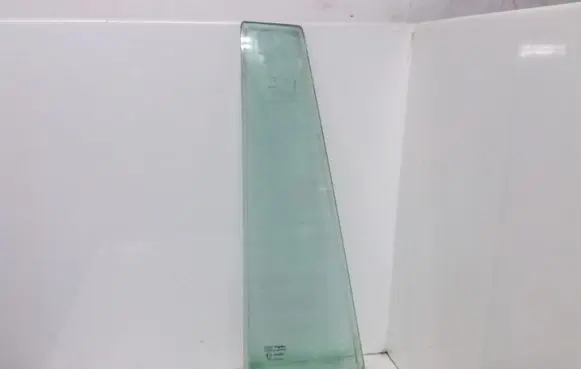 Land Rover Discovery Rear vent window glass 