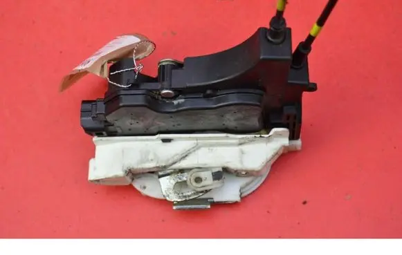Mitsubishi Lancer VIII Front door lock