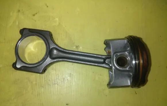 Peugeot 508 II Piston with connecting rod