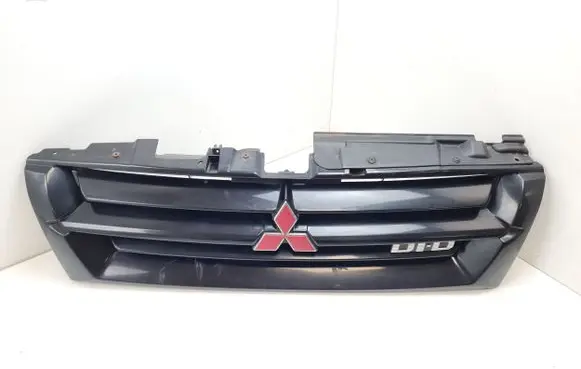 Mitsubishi Pajero Front bumper upper radiator grill MR387981 MR387982 MR520107